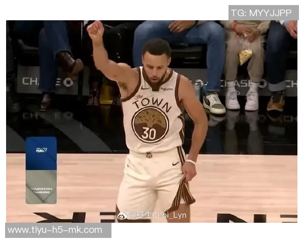 库里轻松发挥全场12投6中贡献14分5助攻巧妙吸引防守展现团队配合魅力