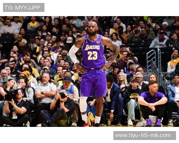 詹姆斯过去一个月末节狂砍88分助攻23次展现联盟顶级表现